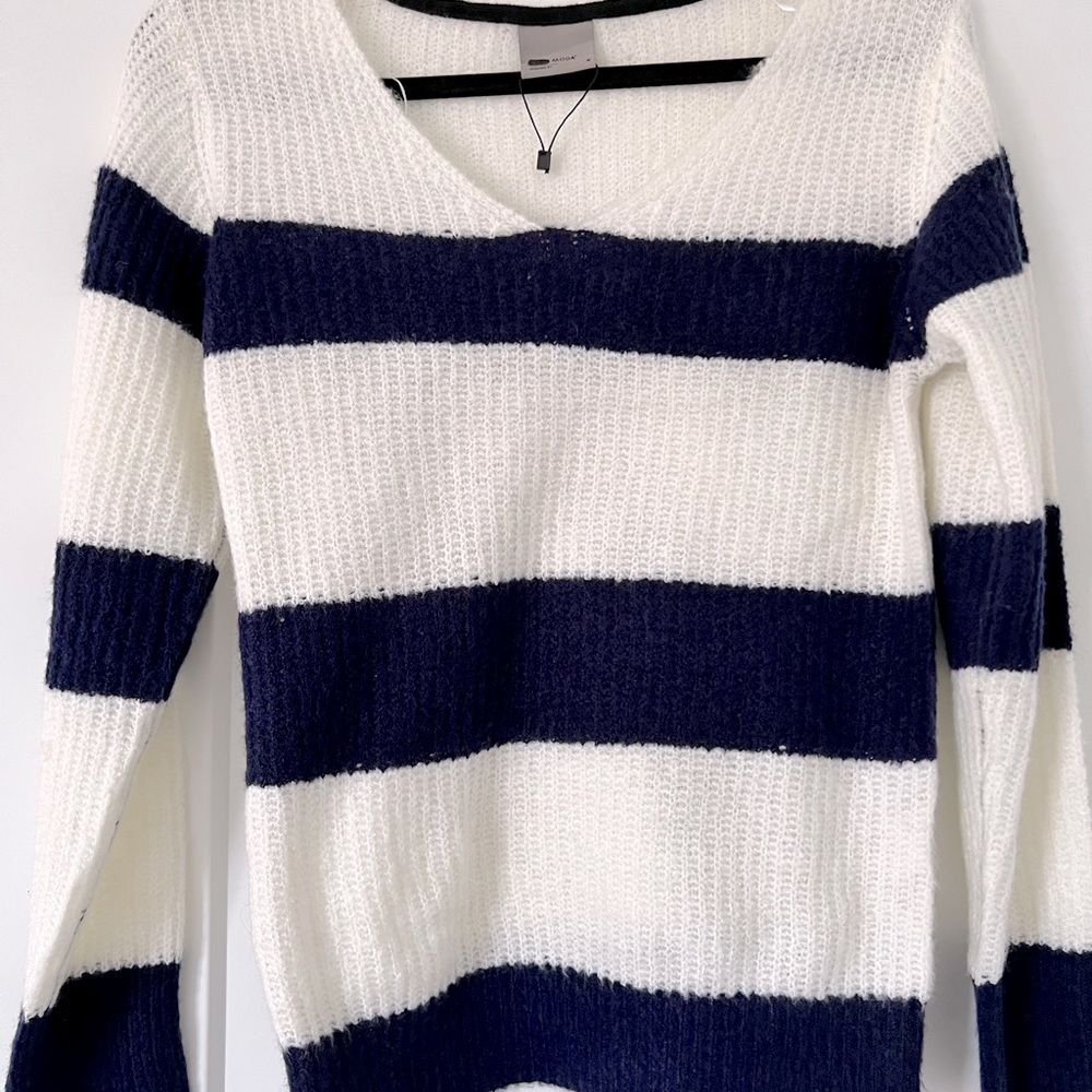 Very comfortable and soft sweater ! Never dressed